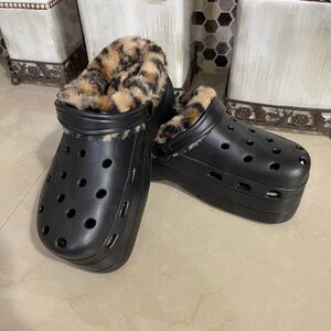 CROCS Black Clogs with Leopard Faux Fur Lining